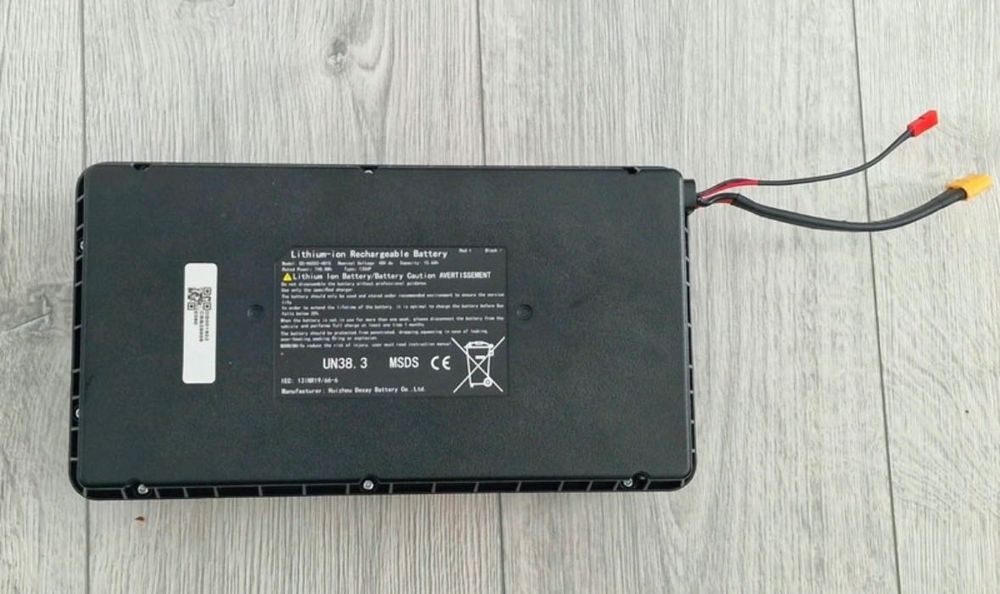 Baterie kukirin g2 a fost folosită 908 km ține bateria 50 km în starea asta depinde cum mergi cu ea are 48v 15,6ah