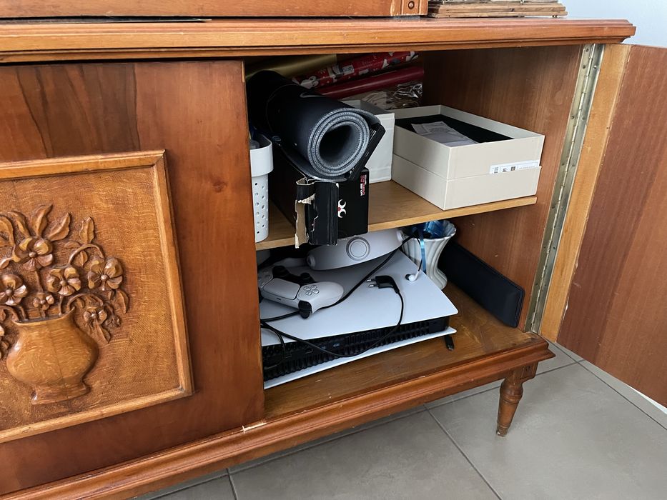 Bufet retro sculptat manual, furnir de nuc, 2 corpuri