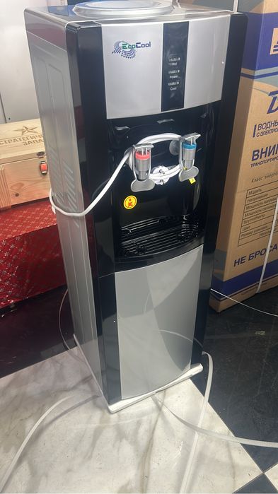 Кулер для воды диспенсер