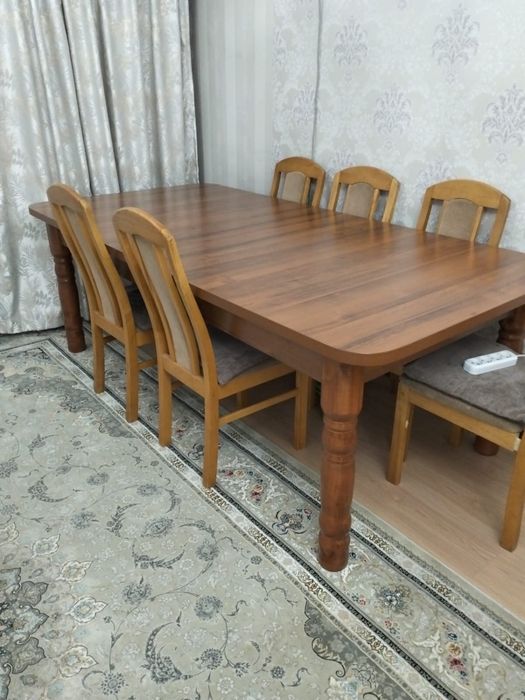 Стол для гостиной со стульями