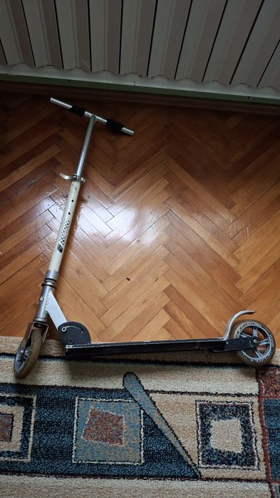Dezmembrez trotineta pentru copii