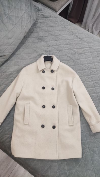 Чисто ново вълнено бяло палто