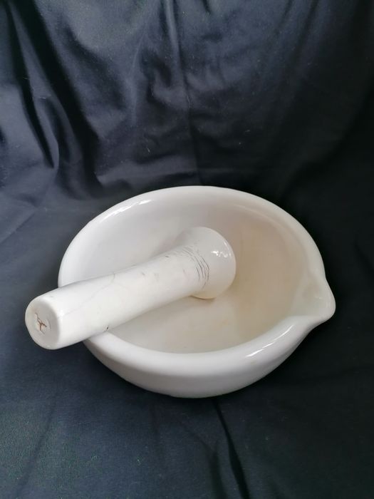 Аптекарски порцеланов хаван