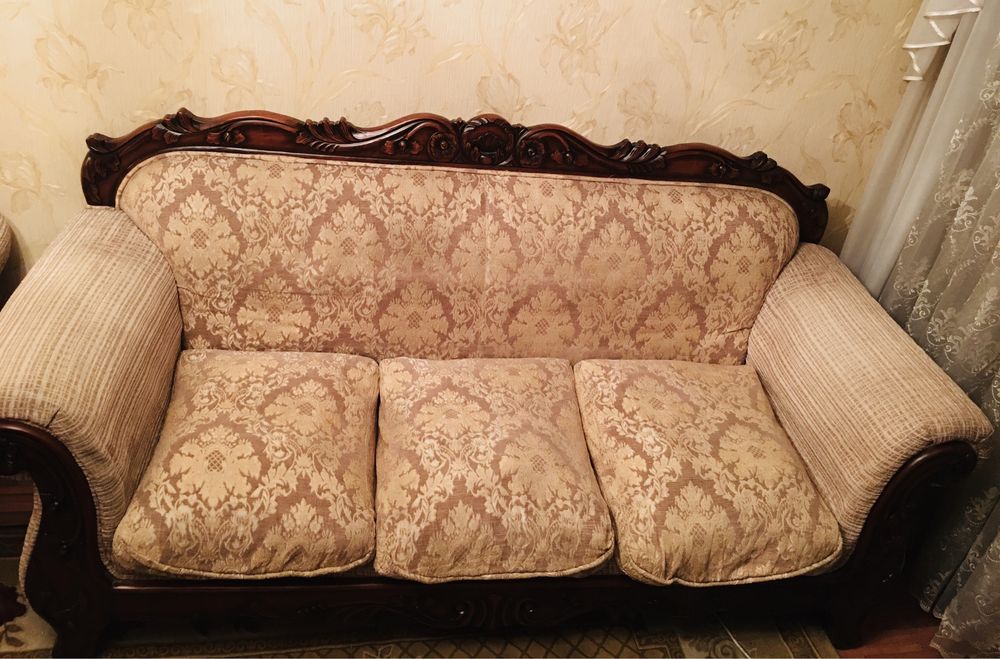 Диван в классическом стиле для гостиной