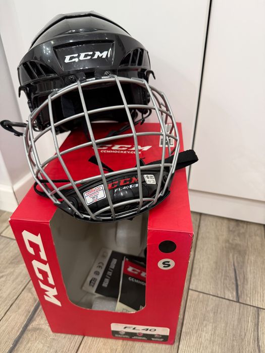 Продам хоккейный шлем CCM 40S (размер S)
