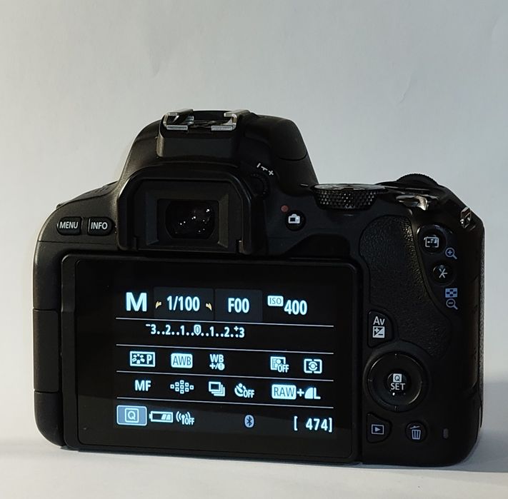 Canon EOS 200D + obiectiv kit 18-55mm