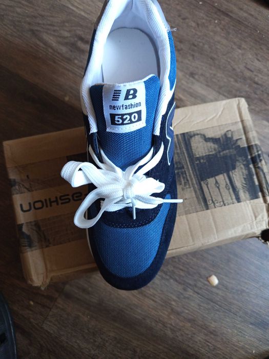 Кроссовки спортивные