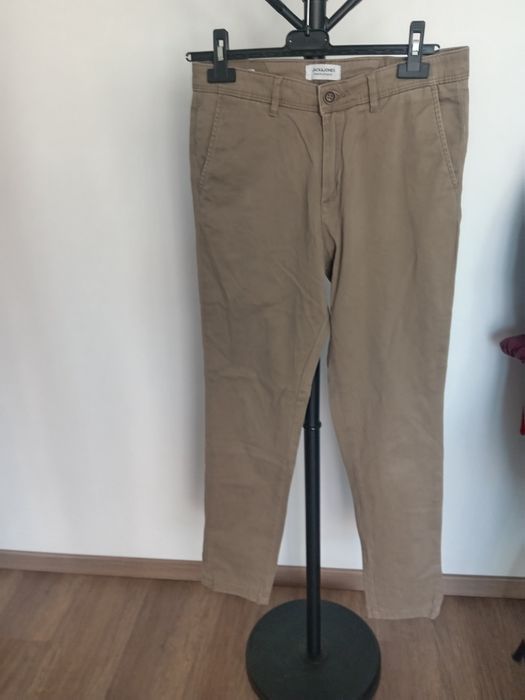 Vând pantaloni casual pentru bărbați