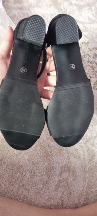 Продам босоножки