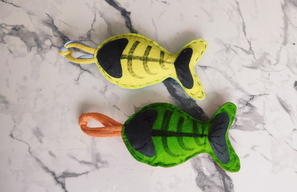 Продаются игрушки рыбки с погремушкой для  активных кошек и собак.