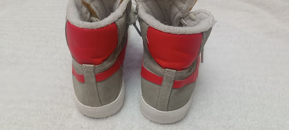 Adidași. Ghete. Nike