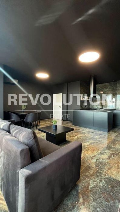 Тристаен апартамент в района на Галата!