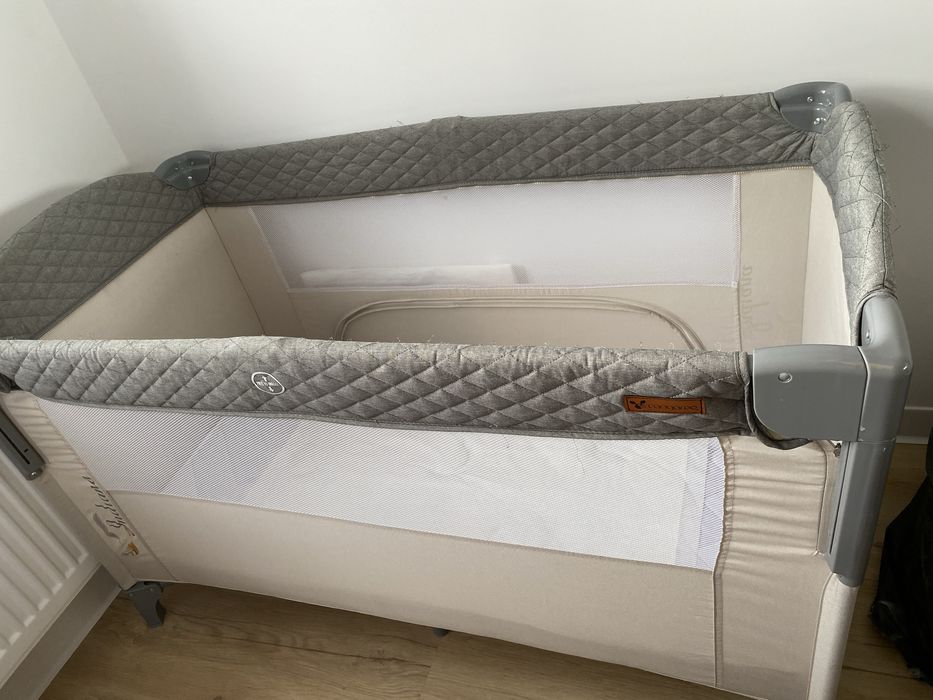 Patut copii pliabil cu doua niveluri de inaltime si saltea fibra