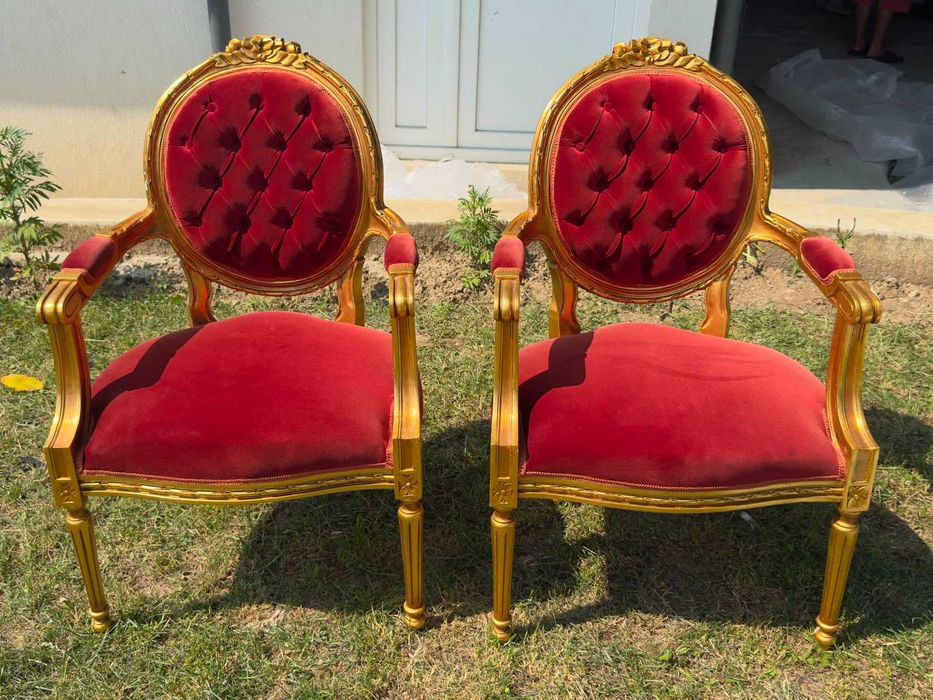 Set 2 fotolii Louis XVI aurite, tapițerie catifea roșie capitonată – mobilier francez vintage