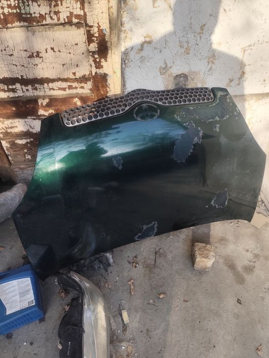 Преден капак за toyota yaris с решетка от 99до 2003