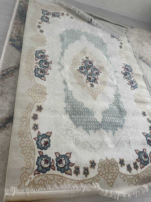 Продаю палас размером 2 на 3 метра.