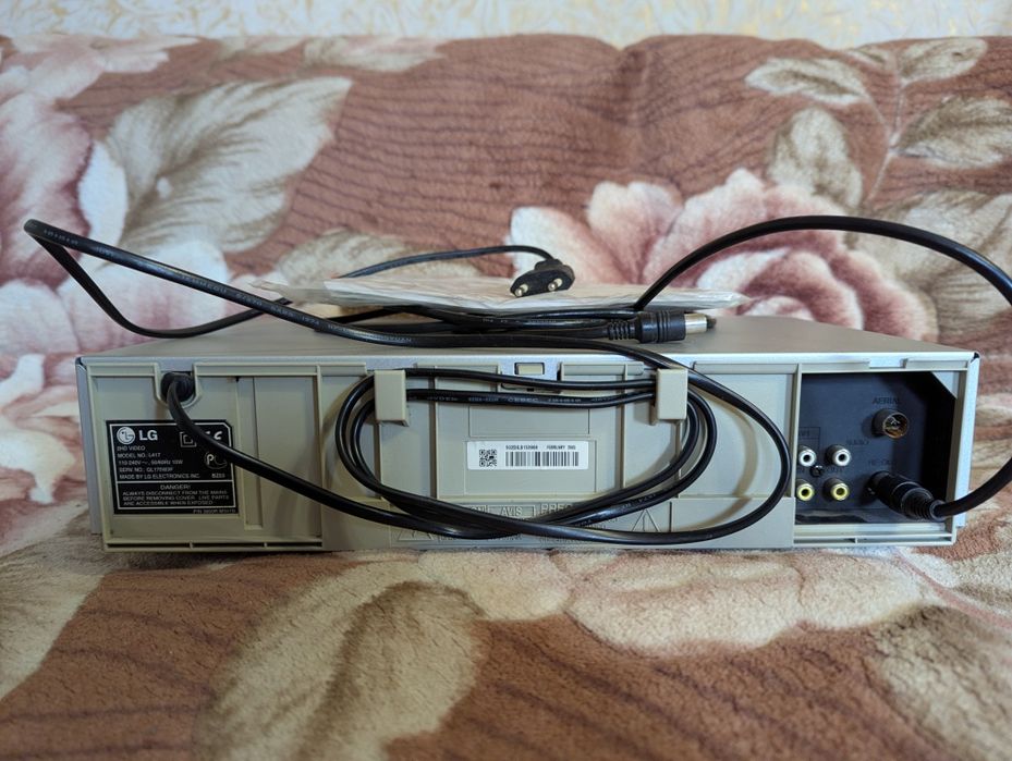 Продам видеомагнитофон.