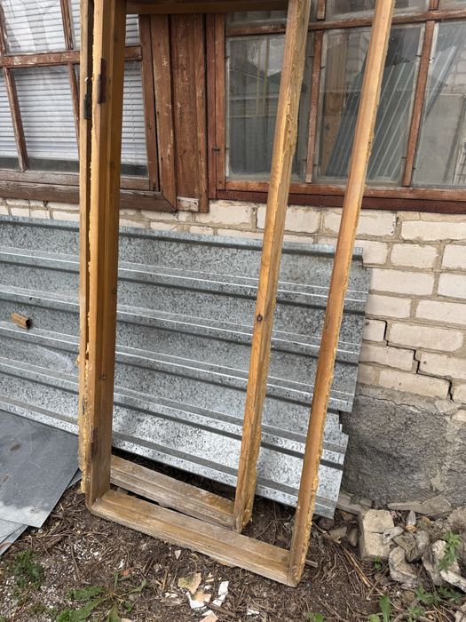 Продам деревянную дверь