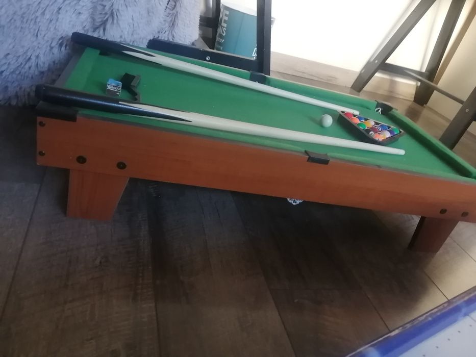 Masa de biliard și masa de air hockey