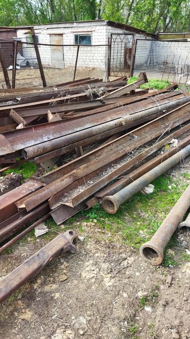 Трубы,швеллера,угольники,емкости железные для хранения зерна.разные.