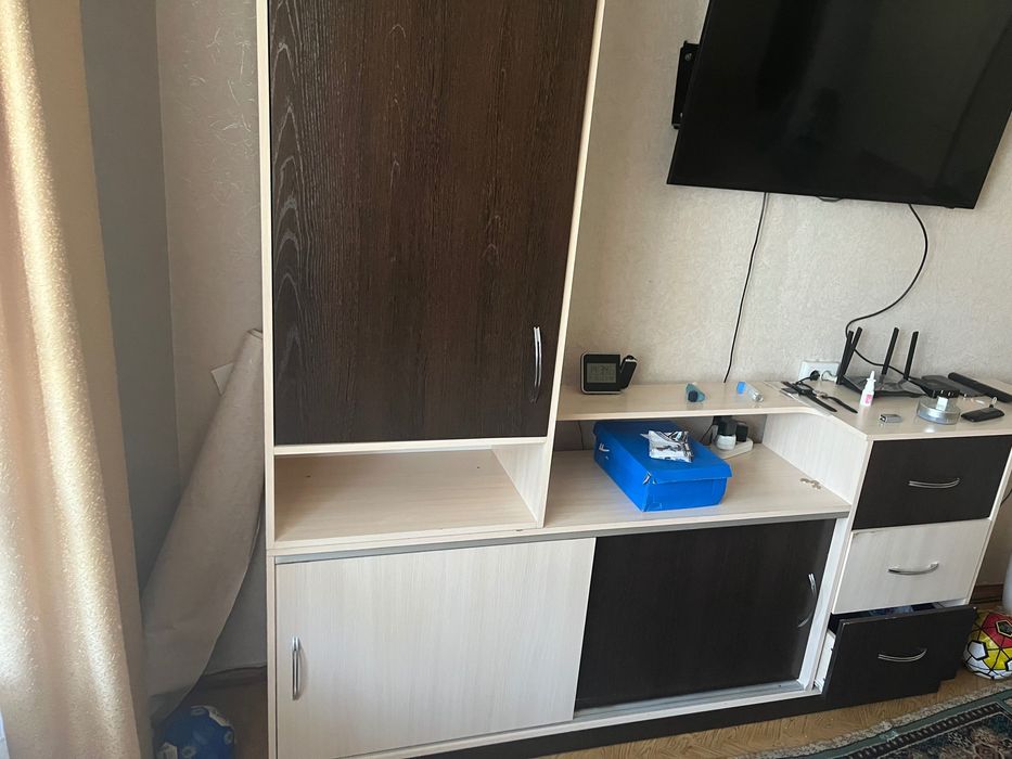 Продаю тв тумбу с полками