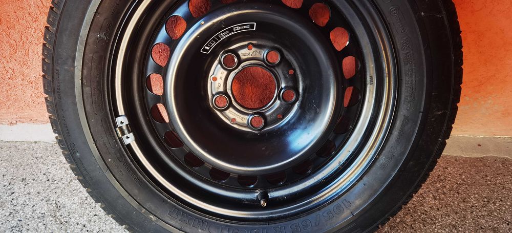 ОРИГИНАЛНА нова резервна гума с джанта за мерцедес 195/65 R15