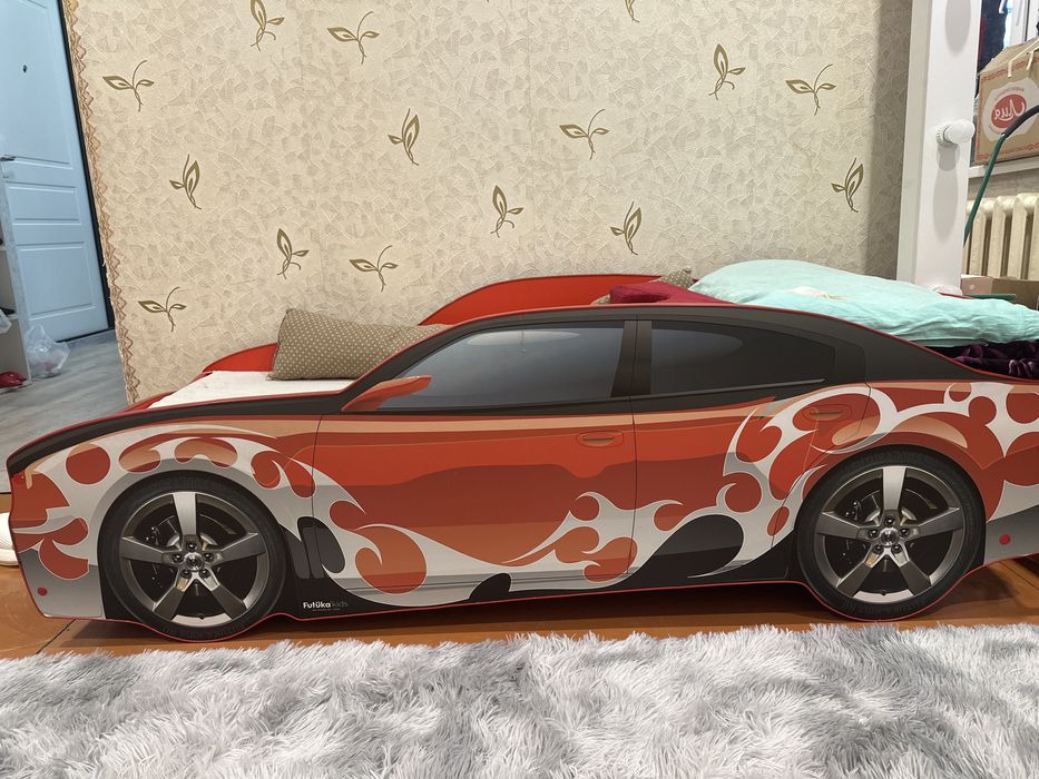 Продаётся детская кровать-машина с матрасом