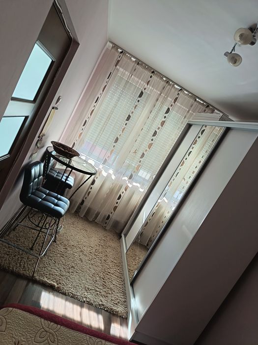Închiriez apartament cu 2 camere