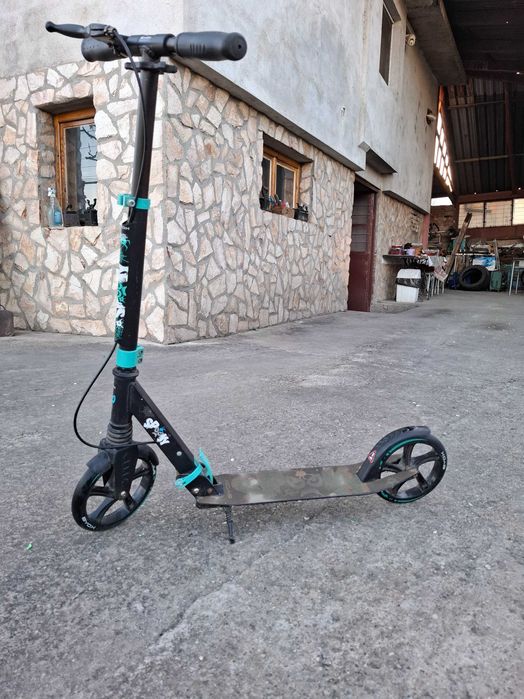 Тротинетка за възрастни и деца със стойка, като нова ползвана много малко. Сгъваема,регулируема и здрава.