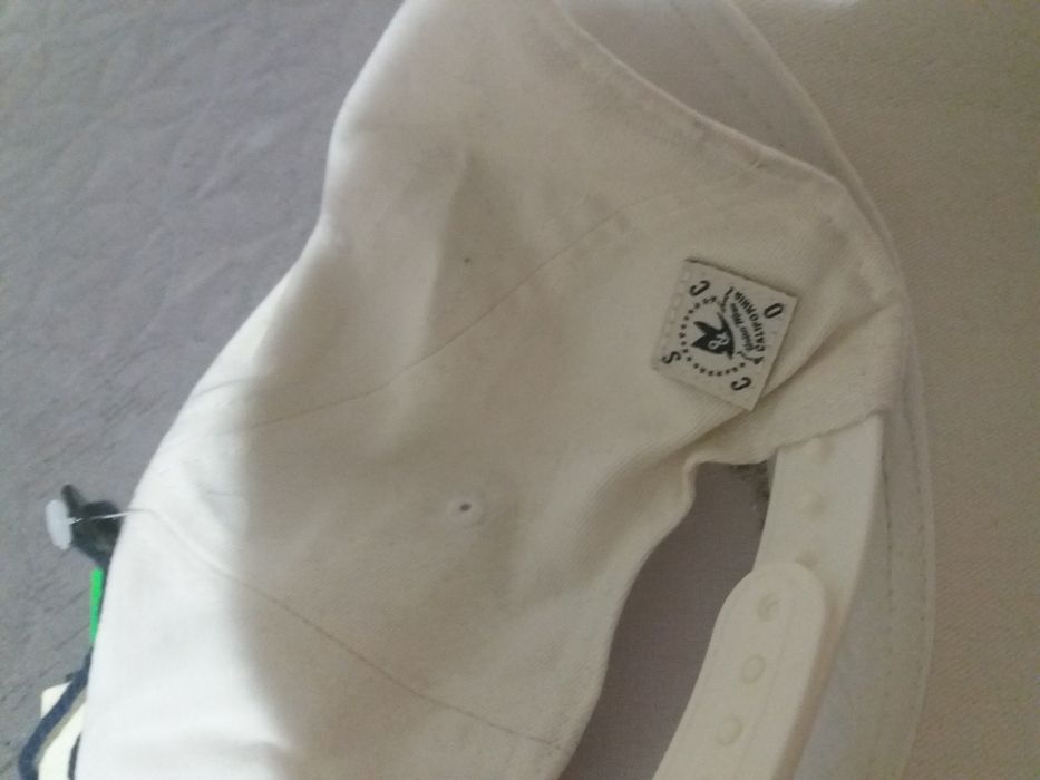 Дамска шапка с козирка