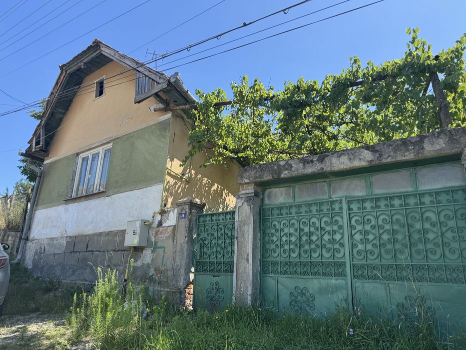 Casa cu 2 camere de vanzare