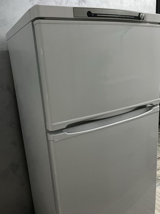 Продается 2-х камерный холодильник Indesit