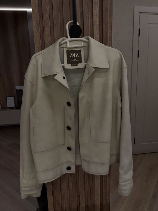 белая кожанка zara