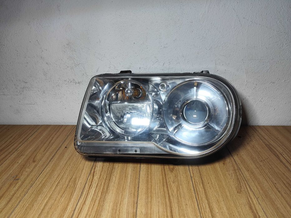 Фары 2шт XENON Оригинал Chrysler 300C 04-11г Крайслер 300С передние