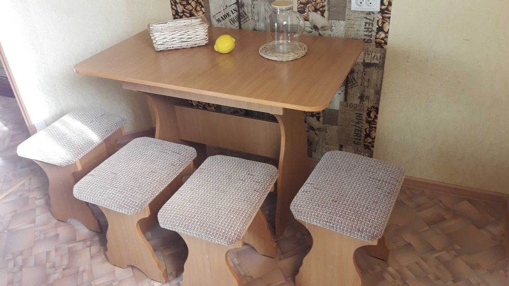 кухонный стол с табуретками