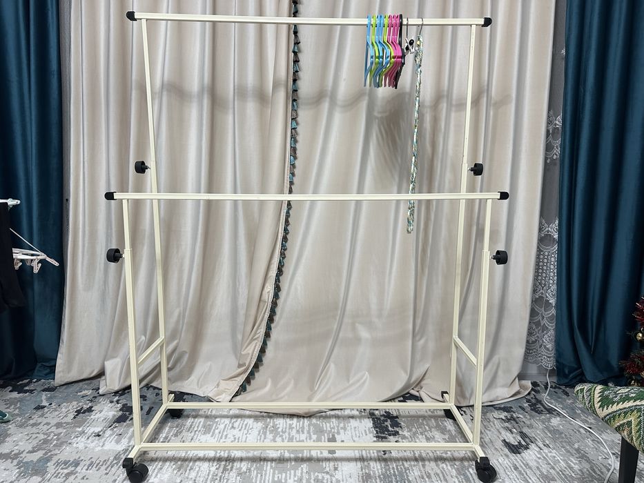 Продаю вешалку напольную