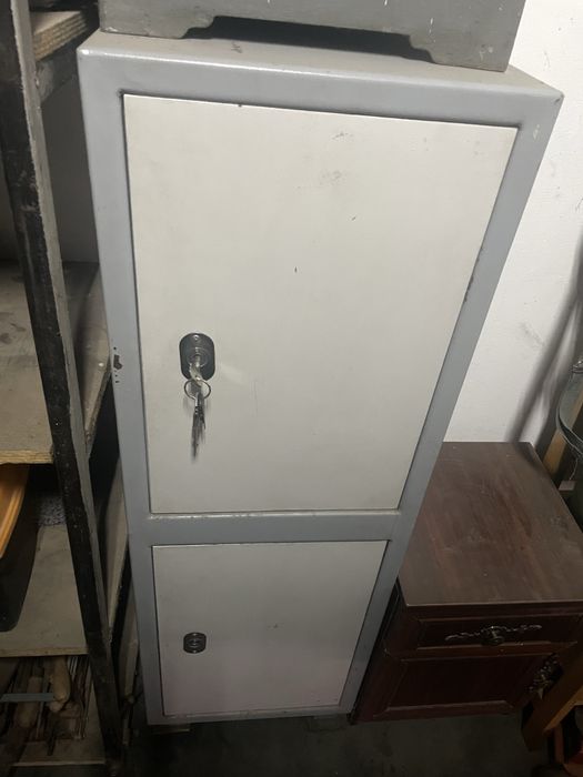 Металлический шкаф (сейф)