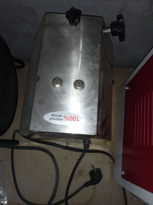 Мясорубка для цеха большая электрическая . Медный мотоо в отличном сос