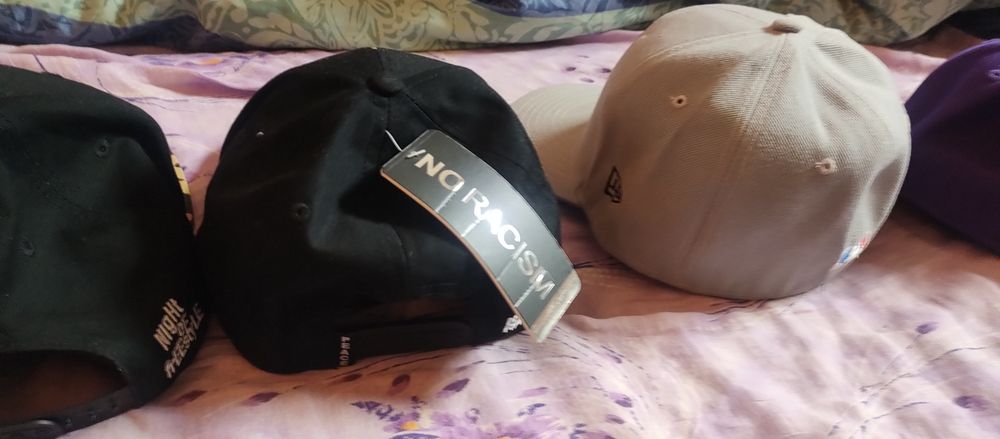 De vânzare șepci originale noi