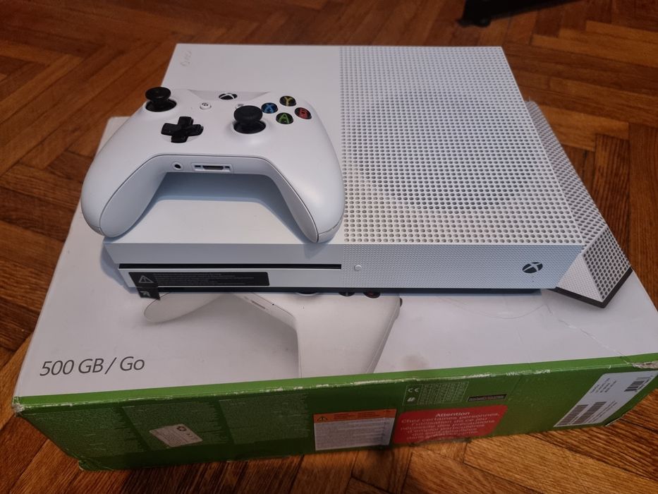 Xbox one s 500 gb cu un cotroler cutia originala si 2 jocuri