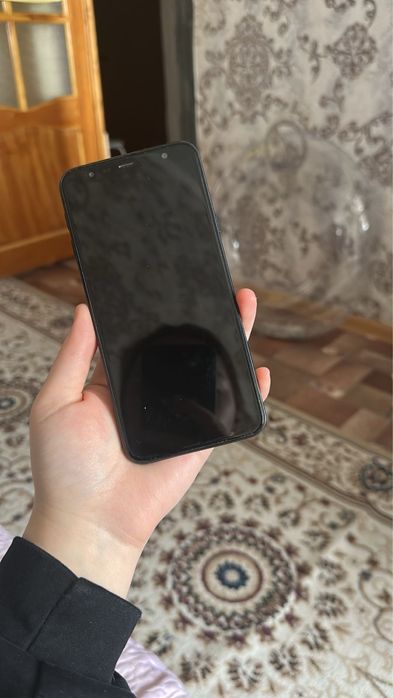 Самсунг J4+.      .