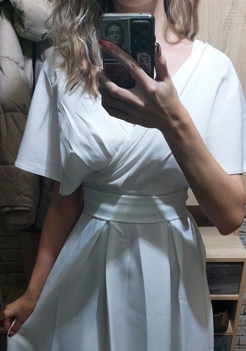 Белое платье ниже колен