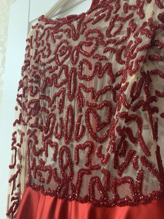 Платье вечернее б/у со шлейфом не длинный