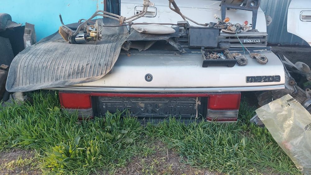 Двери  автомобиля мазда