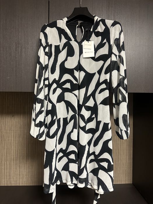 Платье легкое, стильное с пояском.