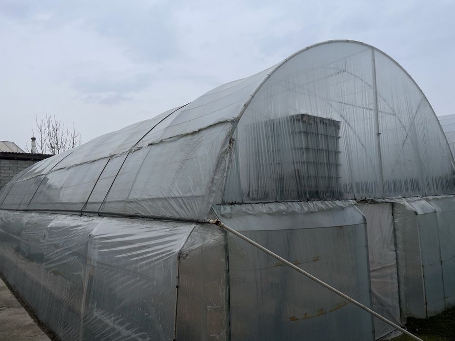 Issiq xona parnik sotiladi srochna !!!