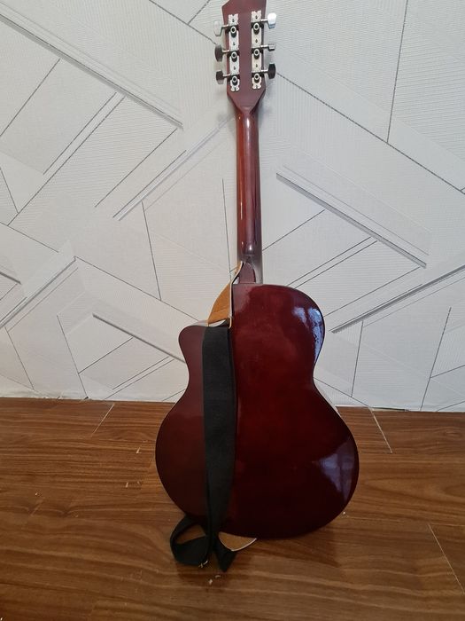 Продаю совершенно новую гитару