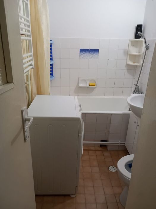 Închiriez garsoniera