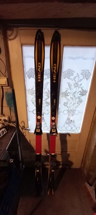 Vând schiuri doua perechi