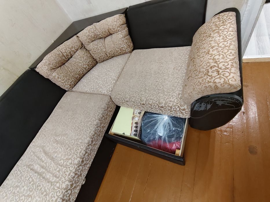 Продам угловой диван с креслом.